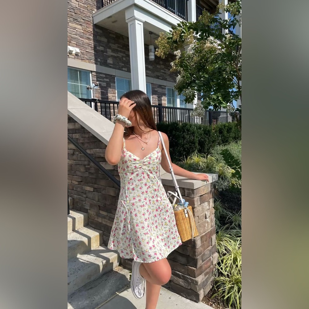 💖 Zara Floral Halter Mini Summer Dress – Open Back – Size Medium ✨
